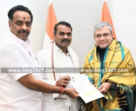 கரூரை மையப்படுத்தி முக்கிய நகரங்களுக்கு ரயில் சேவையை வழங்க மத்திய ரயில்வே அமைச்சரிடம் மனு கரூரை மையப்படுத்தி முக்கிய நகரங்களுக்கு ரயில் சேவையை வழங்க மத்திய ரயில்வே அமைச்சரிடம் மனு