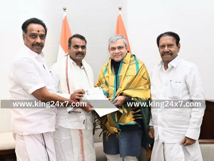 கரூரை மையப்படுத்தி முக்கிய நகரங்களுக்கு ரயில் சேவையை வழங்க மத்திய ரயில்வே அமைச்சரிடம் மனு கரூரை மையப்படுத்தி முக்கிய நகரங்களுக்கு ரயில் சேவையை வழங்க மத்திய ரயில்வே அமைச்சரிடம் மனு