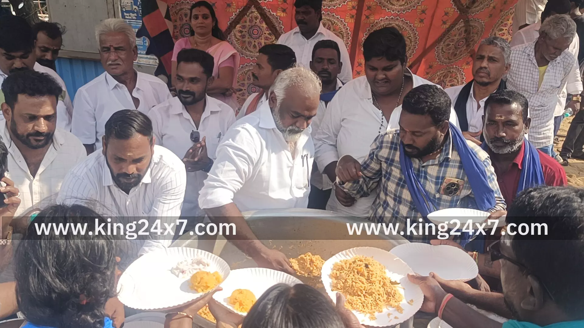 அன்னை சோனியா காந்தி அவர்களின் பிறந்த நாளை முன்னிட்டு திருவள்ளூர் வடக்கு மாவட்ட காங்கிரஸ் சார்பில் பொன்னேரி தொகுதியில் அறுசுவை உணவு இனிப்பு வழங்கி சிறப்பாக கொண்டாடினர். அன்னை சோனியா காந்தி அவர்களின் பிறந்த நாளை முன்னிட்டு திருவள்ளூர் வடக்கு மாவட்ட காங்கிரஸ் சார்பில் பொன்னேரி தொகுதியில் அறுசுவை உணவு இனிப்பு வழங்கி சிறப்பாக கொண்டாடினர்.