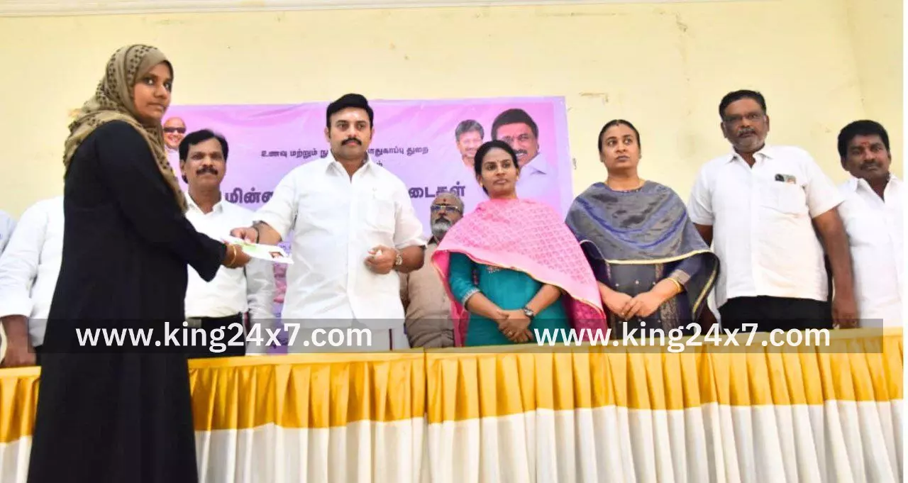 ஆதிதிராவிடர் நலத்துறை அமைச்சர் மருத்துவர் மா.மதிவேந்தன் இராசிபுரம், நாமக்கல் மற்றும் சேந்தமங்கலம் ஆகிய வட்டங்களில் 326 பயனாளிகளுக்கு புதிய மின்னணு குடும்ப அட்டைகளை வழங்கினார். ஆதிதிராவிடர் நலத்துறை அமைச்சர் மருத்துவர் மா.மதிவேந்தன் இராசிபுரம், நாமக்கல் மற்றும் சேந்தமங்கலம் ஆகிய வட்டங்களில் 326 பயனாளிகளுக்கு புதிய மின்னணு குடும்ப அட்டைகளை வழங்கினார்.