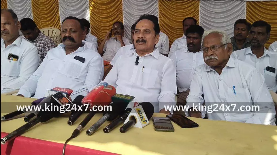 மாவட்ட வழக்கறிஞர்கள் சங்கங்கள் சார்பில், 100-க்கும் மேற்பட்ட வழக்குரைஞா்கள் உண்ணாவிரத போராட்டத்தில் ஈடுபட்டனர். மாவட்ட வழக்கறிஞர்கள் சங்கங்கள் சார்பில், 100-க்கும் மேற்பட்ட வழக்குரைஞா்கள் உண்ணாவிரத போராட்டத்தில் ஈடுபட்டனர்.