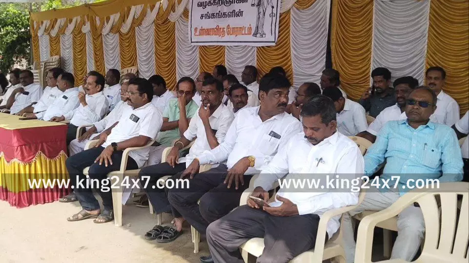 மாவட்ட வழக்கறிஞர்கள் சங்கங்கள் சார்பில், 100-க்கும் மேற்பட்ட வழக்குரைஞா்கள் உண்ணாவிரத போராட்டத்தில் ஈடுபட்டனர். மாவட்ட வழக்கறிஞர்கள் சங்கங்கள் சார்பில், 100-க்கும் மேற்பட்ட வழக்குரைஞா்கள் உண்ணாவிரத போராட்டத்தில் ஈடுபட்டனர்.