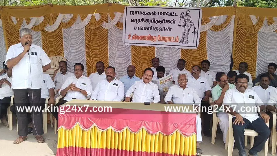 மாவட்ட வழக்கறிஞர்கள் சங்கங்கள் சார்பில், 100-க்கும் மேற்பட்ட வழக்குரைஞா்கள் உண்ணாவிரத போராட்டத்தில் ஈடுபட்டனர். மாவட்ட வழக்கறிஞர்கள் சங்கங்கள் சார்பில், 100-க்கும் மேற்பட்ட வழக்குரைஞா்கள் உண்ணாவிரத போராட்டத்தில் ஈடுபட்டனர்.