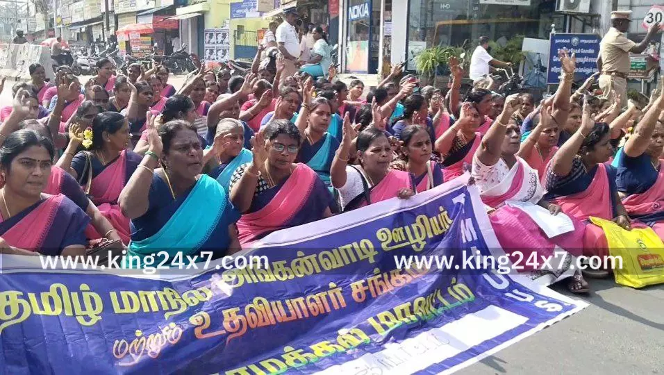 நாமக்கல்லில், தமிழ்நாடு அரசு அங்கன்வாடி சங்கங்களின் கூட்டமைப்பு, மாவட்ட கிளை சார்பில், அங்கன்வாடி ஊழியர்களின் கோரிக்கைகளை வலியுறுத்தி, மறியல் போராட்டம் நடைபெற்றது. நாமக்கல்லில், தமிழ்நாடு அரசு அங்கன்வாடி சங்கங்களின் கூட்டமைப்பு, மாவட்ட கிளை சார்பில், அங்கன்வாடி ஊழியர்களின் கோரிக்கைகளை வலியுறுத்தி, மறியல் போராட்டம் நடைபெற்றது.