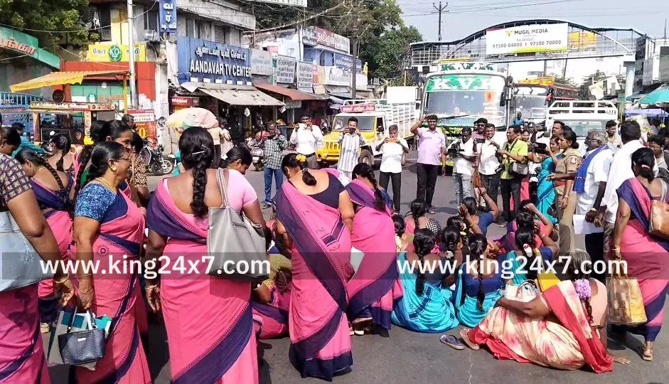 நாமக்கல்லில், தமிழ்நாடு அரசு அங்கன்வாடி சங்கங்களின் கூட்டமைப்பு, மாவட்ட கிளை சார்பில், அங்கன்வாடி ஊழியர்களின் கோரிக்கைகளை வலியுறுத்தி, மறியல் போராட்டம் நடைபெற்றது. நாமக்கல்லில், தமிழ்நாடு அரசு அங்கன்வாடி சங்கங்களின் கூட்டமைப்பு, மாவட்ட கிளை சார்பில், அங்கன்வாடி ஊழியர்களின் கோரிக்கைகளை வலியுறுத்தி, மறியல் போராட்டம் நடைபெற்றது.