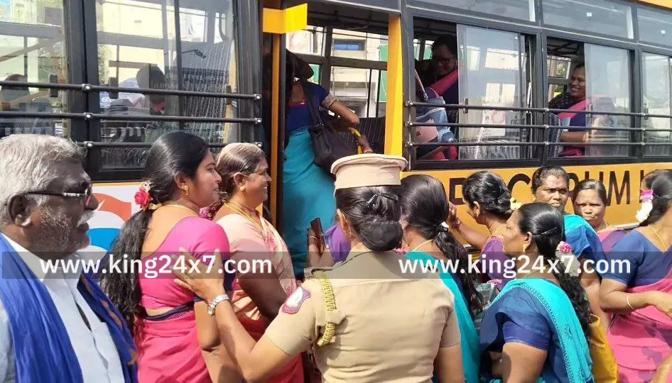 நாமக்கல்லில், தமிழ்நாடு அரசு அங்கன்வாடி சங்கங்களின் கூட்டமைப்பு, மாவட்ட கிளை சார்பில், அங்கன்வாடி ஊழியர்களின் கோரிக்கைகளை வலியுறுத்தி, மறியல் போராட்டம் நடைபெற்றது. நாமக்கல்லில், தமிழ்நாடு அரசு அங்கன்வாடி சங்கங்களின் கூட்டமைப்பு, மாவட்ட கிளை சார்பில், அங்கன்வாடி ஊழியர்களின் கோரிக்கைகளை வலியுறுத்தி, மறியல் போராட்டம் நடைபெற்றது.