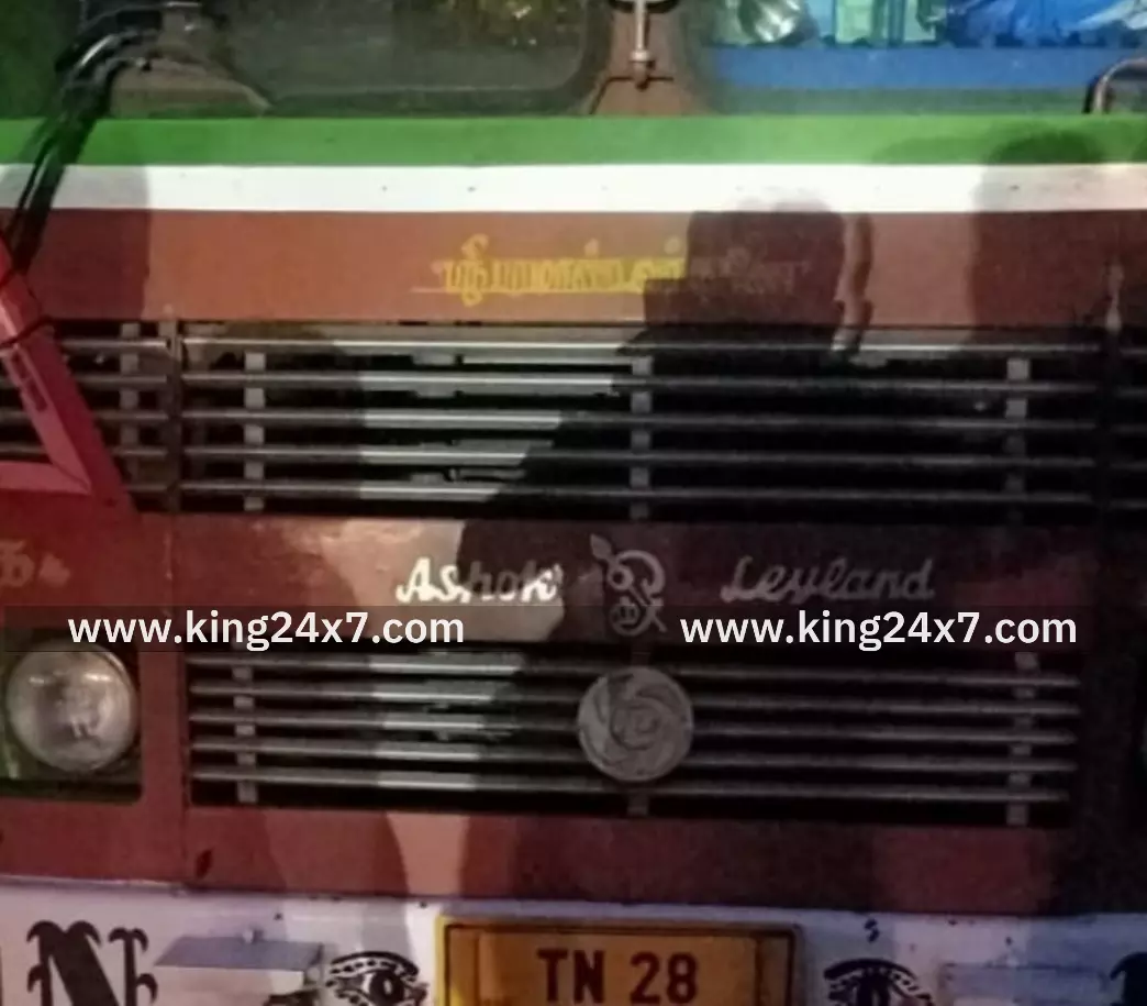 செம்பட்டி அருகே இரண்டு பைக் மீது லாரி மோதி விபத்து - 4 பேர் படுகாயம் செம்பட்டி அருகே இரண்டு பைக் மீது லாரி மோதி விபத்து - 4 பேர் படுகாயம்