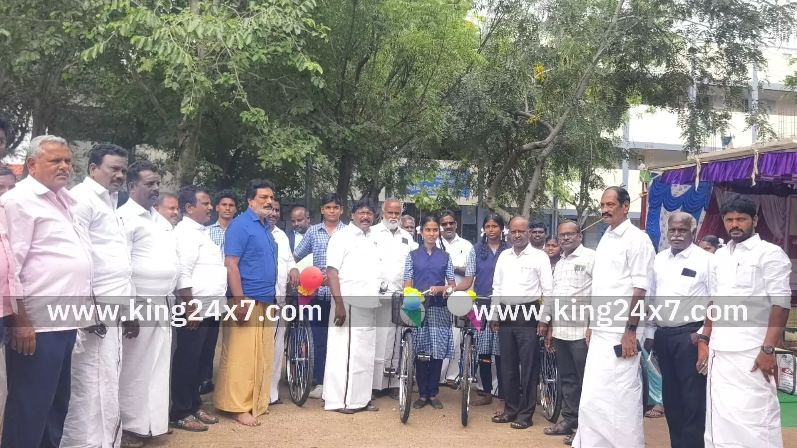 பள்ளி மாணவிகளுக்கு இலவச மிதிவண்டி வழங்கிய எம்எல்ஏ