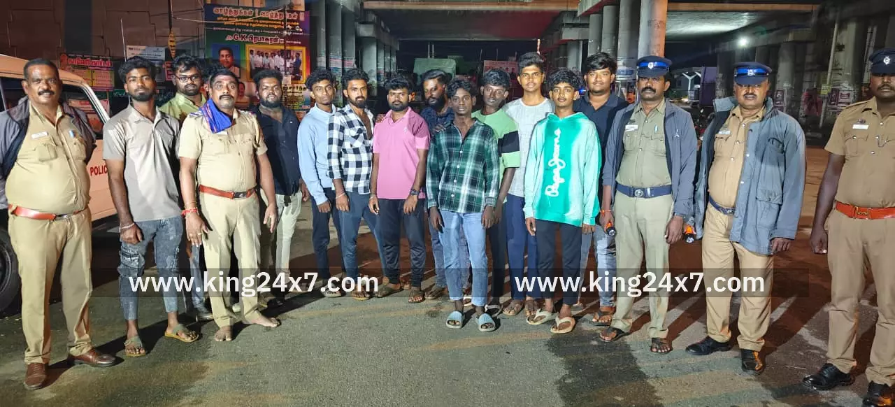 போலீசாருடன் கைகோர்த்து இரவு ரோந்து பணியில் ஈடுபட்ட இளைஞர்கள் போலீசாருடன் கைகோர்த்து இரவு ரோந்து பணியில் ஈடுபட்ட இளைஞர்கள்