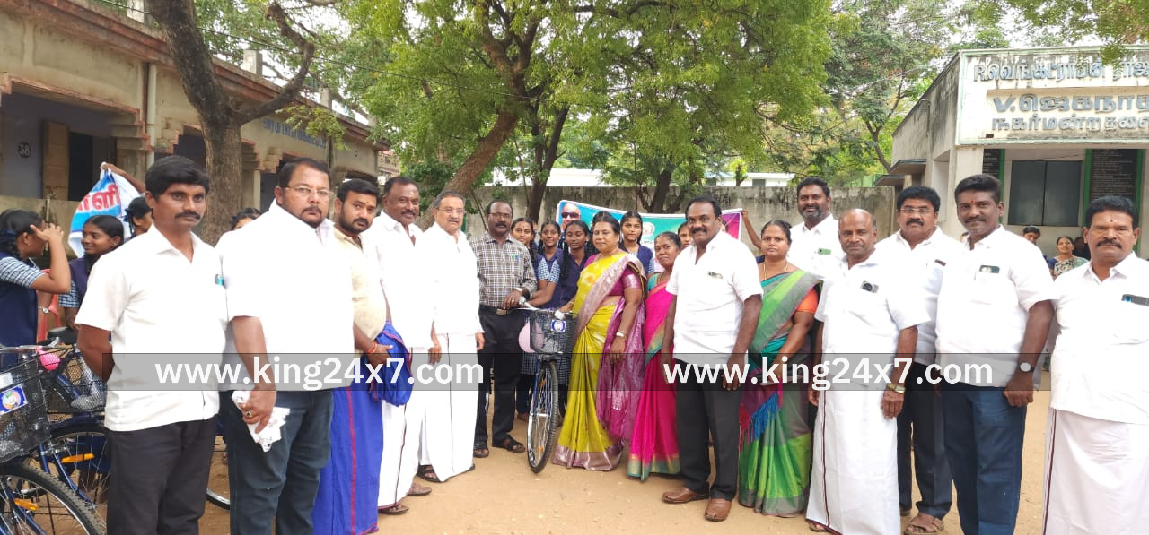 அரசு பள்ளிகளில் விலையில்லா மிதிவண்டி வழங்கும் விழா