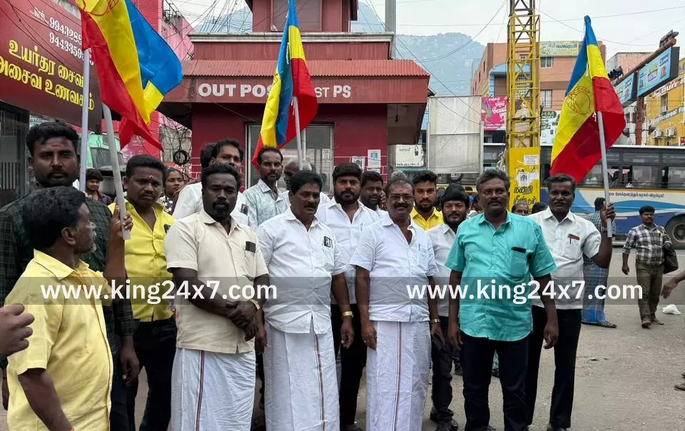 தி.மலையில் டாக்டர் ராமதாஸ் ஆதரவாளர்கள் இனிப்பு வழங்கி கொண்டாடினர். தி.மலையில் டாக்டர் ராமதாஸ் ஆதரவாளர்கள் இனிப்பு வழங்கி கொண்டாடினர்.