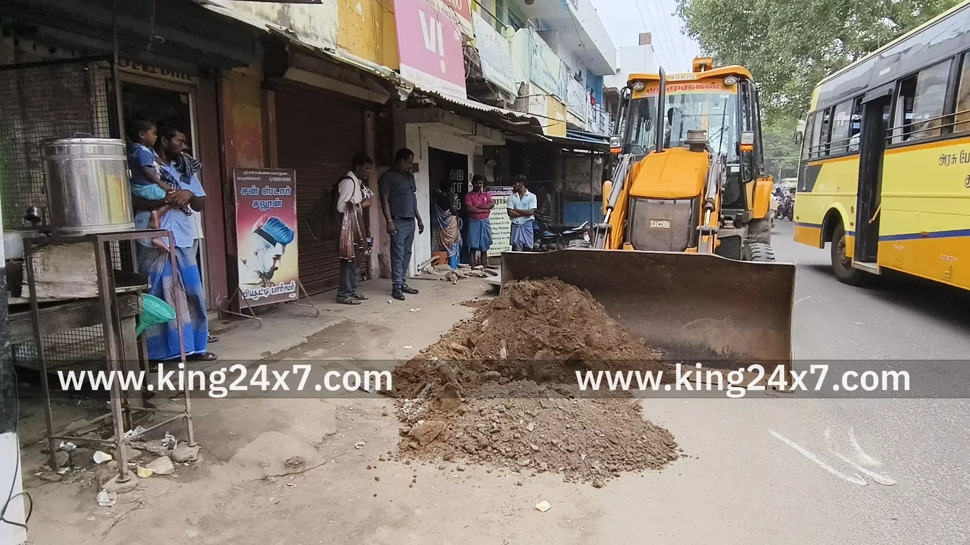 குளித்தலையில் நெடுஞ்சாலைத்துறை அதிகாரிகள் நடவடிக்கையால் பரபரப்பு குளித்தலையில் நெடுஞ்சாலைத்துறை அதிகாரிகள் நடவடிக்கையால் பரபரப்பு