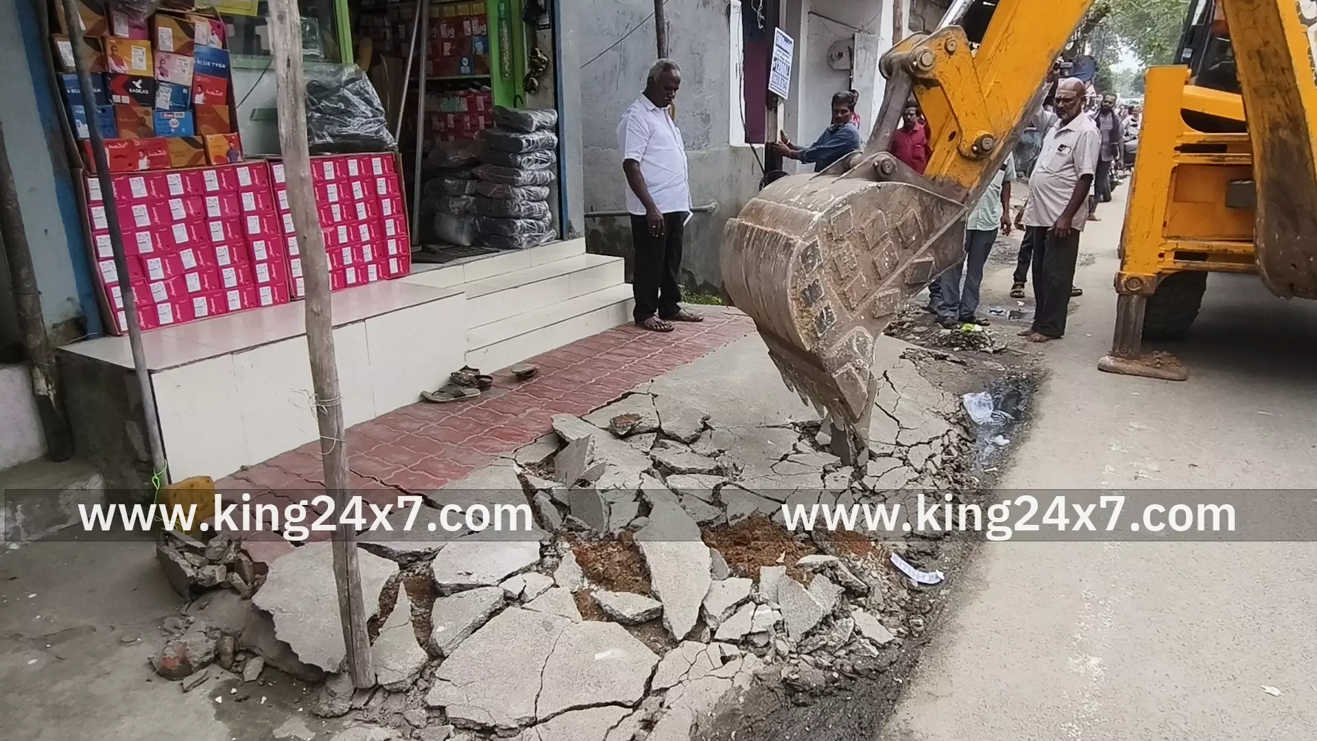 குளித்தலையில் நெடுஞ்சாலைத்துறை அதிகாரிகள் நடவடிக்கையால் பரபரப்பு குளித்தலையில் நெடுஞ்சாலைத்துறை அதிகாரிகள் நடவடிக்கையால் பரபரப்பு