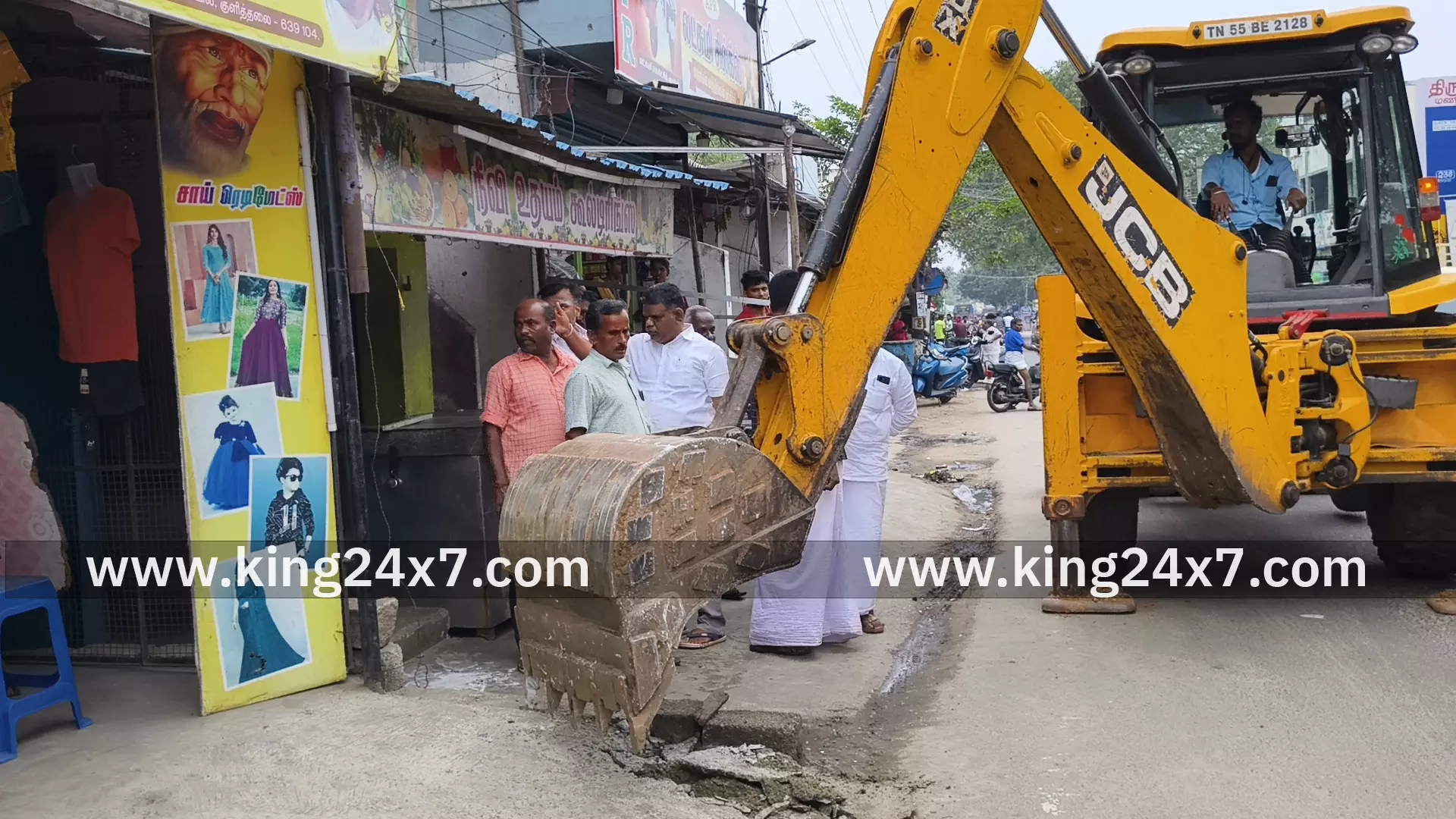 குளித்தலையில் நெடுஞ்சாலைத்துறை அதிகாரிகள் நடவடிக்கையால் பரபரப்பு குளித்தலையில் நெடுஞ்சாலைத்துறை அதிகாரிகள் நடவடிக்கையால் பரபரப்பு