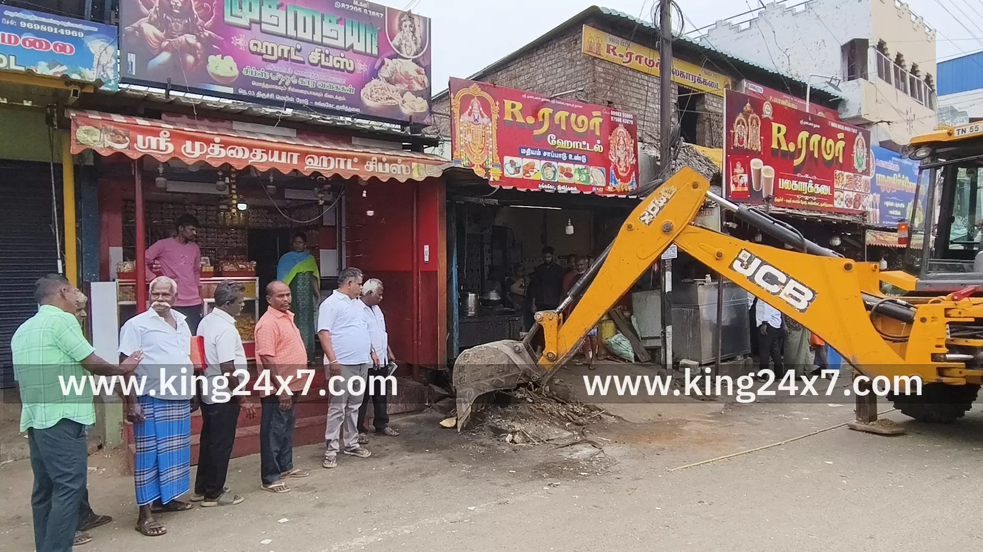 குளித்தலையில் நெடுஞ்சாலைத்துறை அதிகாரிகள் நடவடிக்கையால் பரபரப்பு குளித்தலையில் நெடுஞ்சாலைத்துறை அதிகாரிகள் நடவடிக்கையால் பரபரப்பு