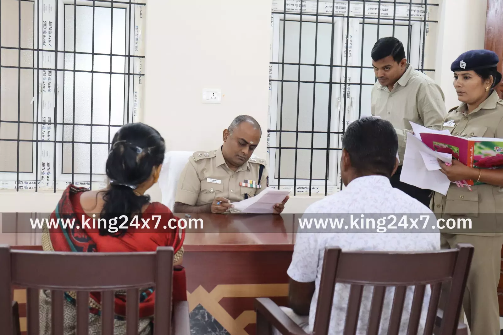 தென்காசி எஸ்பி அரவிந்த் பொதுமக்களிடம் குறைகளை கேட்டறிந்தார் தென்காசி எஸ்பி அரவிந்த் பொதுமக்களிடம் குறைகளை கேட்டறிந்தார்