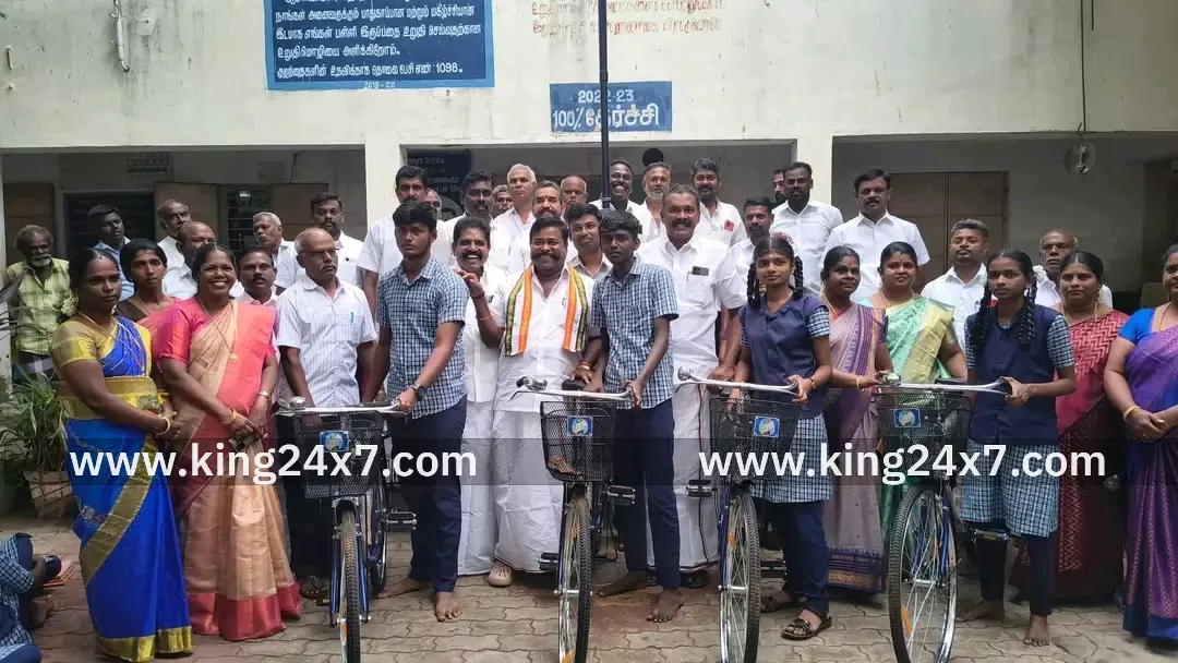 வீரகேரளம்புதூரில் இலவச சைக்கிள் வழங்கும் விழா வீரகேரளம்புதூரில் இலவச சைக்கிள் வழங்கும் விழா