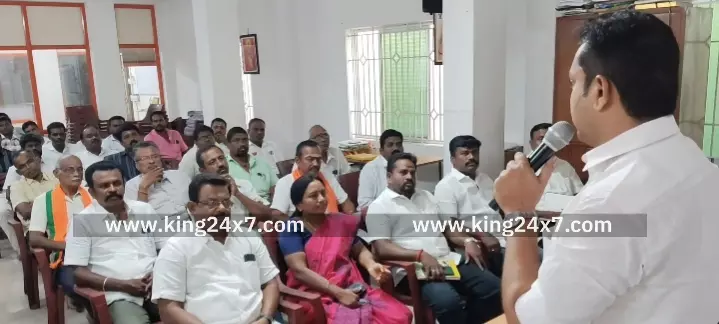 ஜாதி மத பேதமற்ற ஆட்சி அமைப்போம் என உறுதிமொழி ஏற்றவர்கள்,நீதிபதி மீது ஜாதியை திணிப்பது எப்படி ஏற்றுக் கொள்ள முடியும்? முன்னாள் எம்பி ராமலிங்கம் கரூரில் கேள்வி.