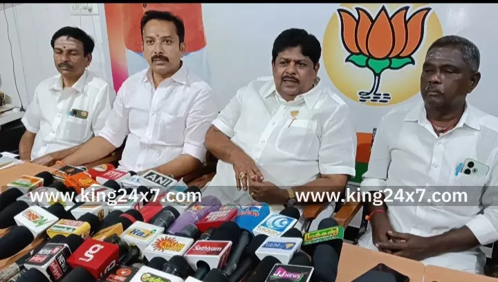 ஜாதி மத பேதமற்ற ஆட்சி அமைப்போம் என உறுதிமொழி ஏற்றவர்கள்,நீதிபதி மீது ஜாதியை திணிப்பது எப்படி ஏற்றுக் கொள்ள முடியும்? முன்னாள் எம்பி ராமலிங்கம் கரூரில் கேள்வி.