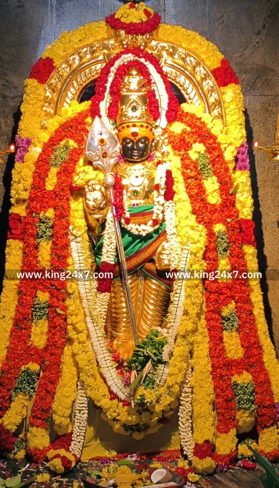 கம்மவான்பேட்டை சக்திமலை குழந்தை பாலமுருகன் கோயிலில் மூலவருக்கு தங்க கவசம் கம்மவான்பேட்டை சக்திமலை குழந்தை பாலமுருகன் கோயிலில் மூலவருக்கு தங்க கவசம்