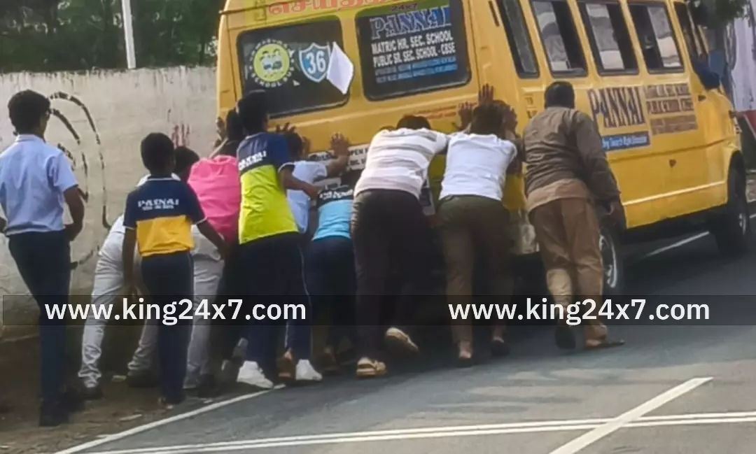 சாலையில் பள்ளி வேன் பழுது சாலையில் பள்ளி வேன் பழுது