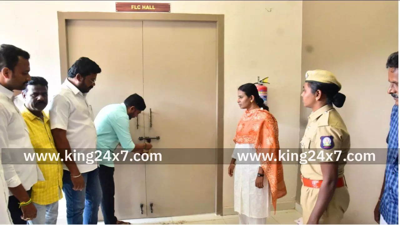 நாமக்கல் மாவட்ட தேர்தல் அலுவலர் மாவட்ட ஆட்சியர் மின்னணு வாக்குப்பதிவு இயந்திரங்களின் முதல்நிலை சரிபார்ப்பு பணியினை தொடங்கி வைத்து, ஆய்வு மேற்கொண்டார். நாமக்கல் மாவட்ட தேர்தல் அலுவலர் மாவட்ட ஆட்சியர் மின்னணு வாக்குப்பதிவு இயந்திரங்களின் முதல்நிலை சரிபார்ப்பு பணியினை தொடங்கி வைத்து, ஆய்வு மேற்கொண்டார்.