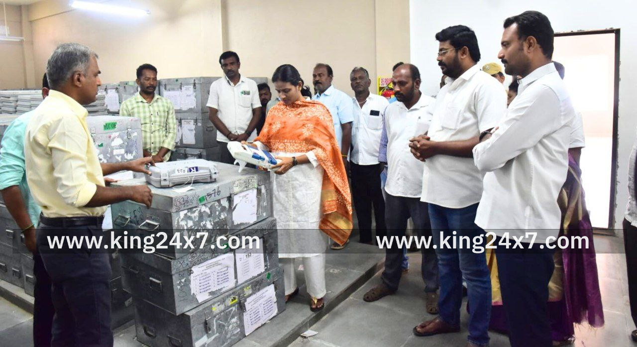 நாமக்கல் மாவட்ட தேர்தல் அலுவலர்  மாவட்ட  ஆட்சியர் மின்னணு வாக்குப்பதிவு இயந்திரங்களின் முதல்நிலை சரிபார்ப்பு பணியினை தொடங்கி வைத்து, ஆய்வு மேற்கொண்டார்.