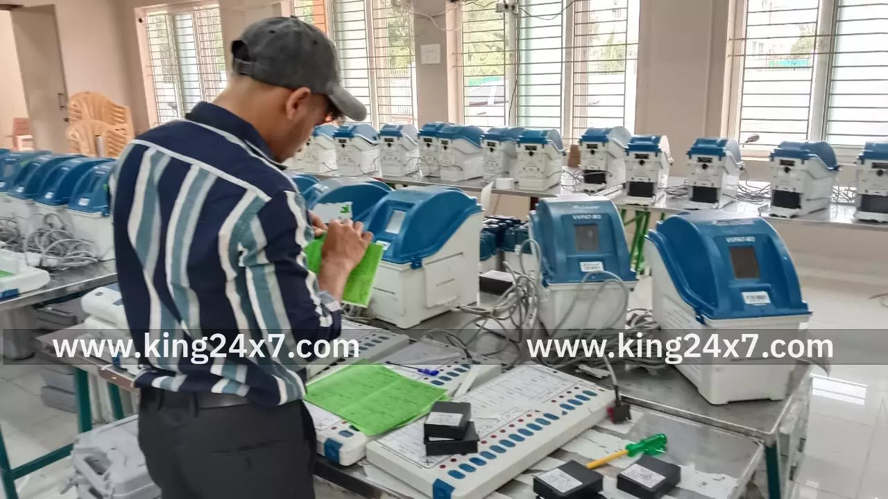 நாமக்கல் மாவட்ட தேர்தல் அலுவலர் மாவட்ட ஆட்சியர் மின்னணு வாக்குப்பதிவு இயந்திரங்களின் முதல்நிலை சரிபார்ப்பு பணியினை தொடங்கி வைத்து, ஆய்வு மேற்கொண்டார். நாமக்கல் மாவட்ட தேர்தல் அலுவலர் மாவட்ட ஆட்சியர் மின்னணு வாக்குப்பதிவு இயந்திரங்களின் முதல்நிலை சரிபார்ப்பு பணியினை தொடங்கி வைத்து, ஆய்வு மேற்கொண்டார்.