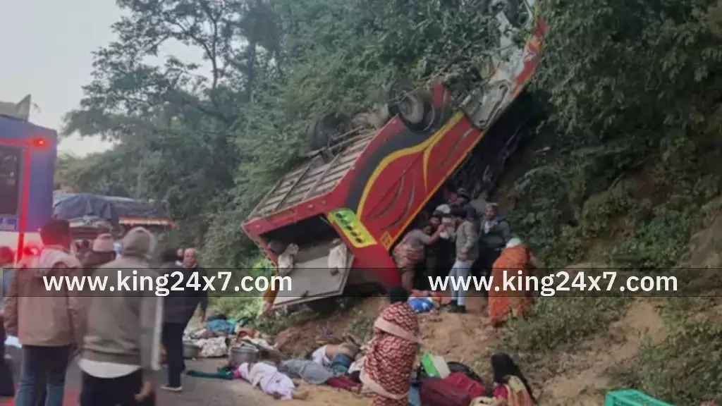 ஆந்திராவில் பேருந்து கவிழ்ந்ததில் 15 பேர் நிகழ்விடத்திலேயே உயிரிழப்பு!! ஆந்திராவில் பேருந்து கவிழ்ந்ததில் 15 பேர் நிகழ்விடத்திலேயே உயிரிழப்பு!!