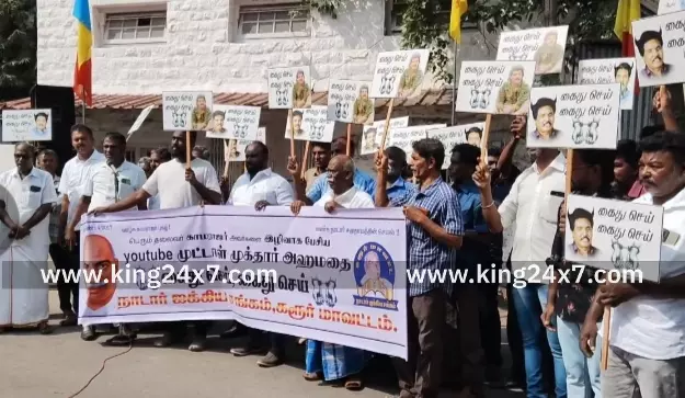 கர்மவீரர் காமராஜரை அவமதித்த முக்தார் அகமதுவை குண்டர் சட்டத்தில் கைது செய்ய வலியுறுத்தி கரூரில் கண்டன ஆர்ப்பாட்டம்