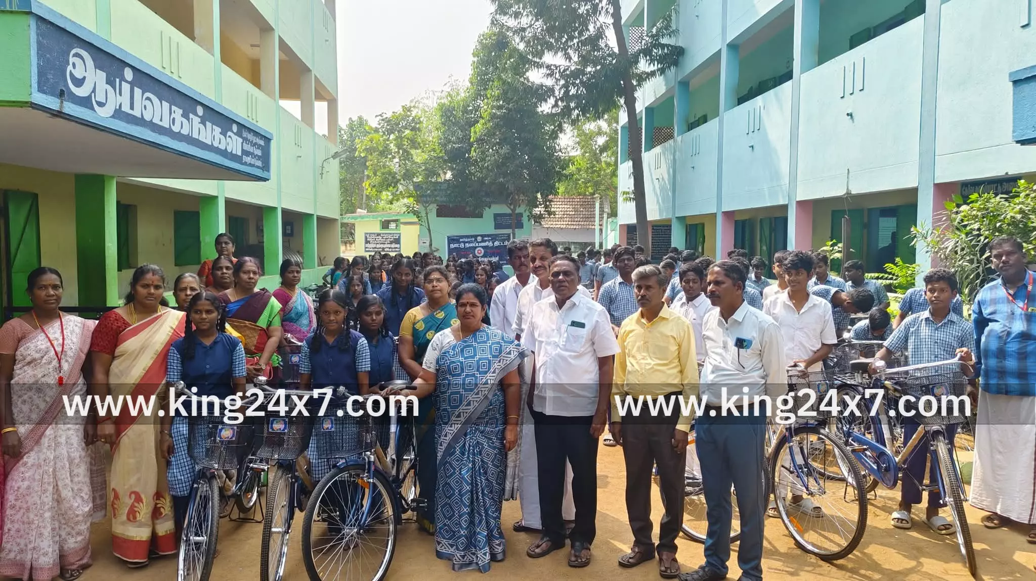 கிருஷ்ணராயபுரம் ஒன்றிய அரசுப்பள்ளிகளில் மாணவ, மாணவிகளுக்கு விலையில்லா சைக்கிள்