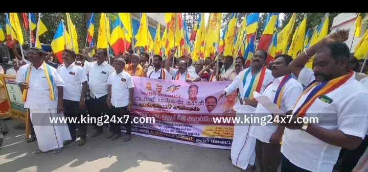 வன்னியர்களுக்கு 10.5 சதவீத இட ஒதுக்கீட்டு சட்டத்தை நடைமுறைப்படுத்த வேண்டி பாட்டாளி மக்கள் கட்சி சார்பில் கரூரில் கண்டன ஆர்ப்பாட்டம் நடைபெற்றது