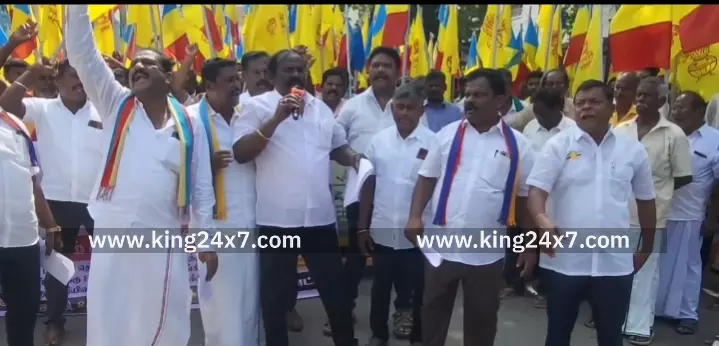 வன்னியர்களுக்கு 10.5 சதவீத இட ஒதுக்கீட்டு சட்டத்தை நடைமுறைப்படுத்த வேண்டி பாட்டாளி மக்கள் கட்சி சார்பில் கரூரில் கண்டன ஆர்ப்பாட்டம் நடைபெற்றது