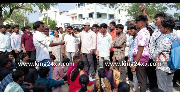 கரூர்-அரசு கல்லூரி மாணவியிடம் பேராசிரியர் தகாத செயலில் ஈடுபட்டதை கண்டித்து மாணாக்கர்கள் திடீர் போராட்டம். கரூர்-அரசு கல்லூரி மாணவியிடம் பேராசிரியர் தகாத செயலில் ஈடுபட்டதை கண்டித்து மாணாக்கர்கள் திடீர் போராட்டம்.