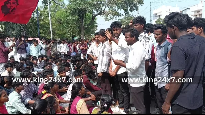 கரூர்-அரசு கல்லூரி மாணவியிடம் பேராசிரியர் தகாத செயலில் ஈடுபட்டதை கண்டித்து மாணாக்கர்கள் திடீர் போராட்டம். கரூர்-அரசு கல்லூரி மாணவியிடம் பேராசிரியர் தகாத செயலில் ஈடுபட்டதை கண்டித்து மாணாக்கர்கள் திடீர் போராட்டம்.