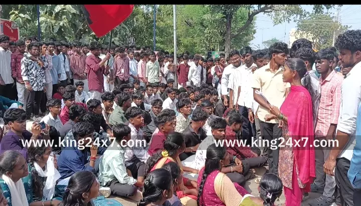 கரூர்-அரசு கல்லூரி மாணவியிடம் பேராசிரியர் தகாத செயலில் ஈடுபட்டதை கண்டித்து மாணாக்கர்கள் திடீர் போராட்டம். கரூர்-அரசு கல்லூரி மாணவியிடம் பேராசிரியர் தகாத செயலில் ஈடுபட்டதை கண்டித்து மாணாக்கர்கள் திடீர் போராட்டம்.