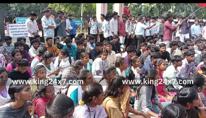 கரூர்-அரசு கல்லூரி மாணவியிடம் பேராசிரியர் தகாத செயலில் ஈடுபட்டதை கண்டித்து மாணாக்கர்கள் திடீர் போராட்டம். கரூர்-அரசு கல்லூரி மாணவியிடம் பேராசிரியர் தகாத செயலில் ஈடுபட்டதை கண்டித்து மாணாக்கர்கள் திடீர் போராட்டம்.