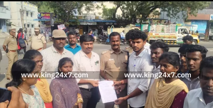 கரூர்-அரசு கல்லூரி மாணவியிடம் பேராசிரியர் தகாத செயலில் ஈடுபட்டதை கண்டித்து மாணாக்கர்கள் திடீர் போராட்டம். கரூர்-அரசு கல்லூரி மாணவியிடம் பேராசிரியர் தகாத செயலில் ஈடுபட்டதை கண்டித்து மாணாக்கர்கள் திடீர் போராட்டம்.