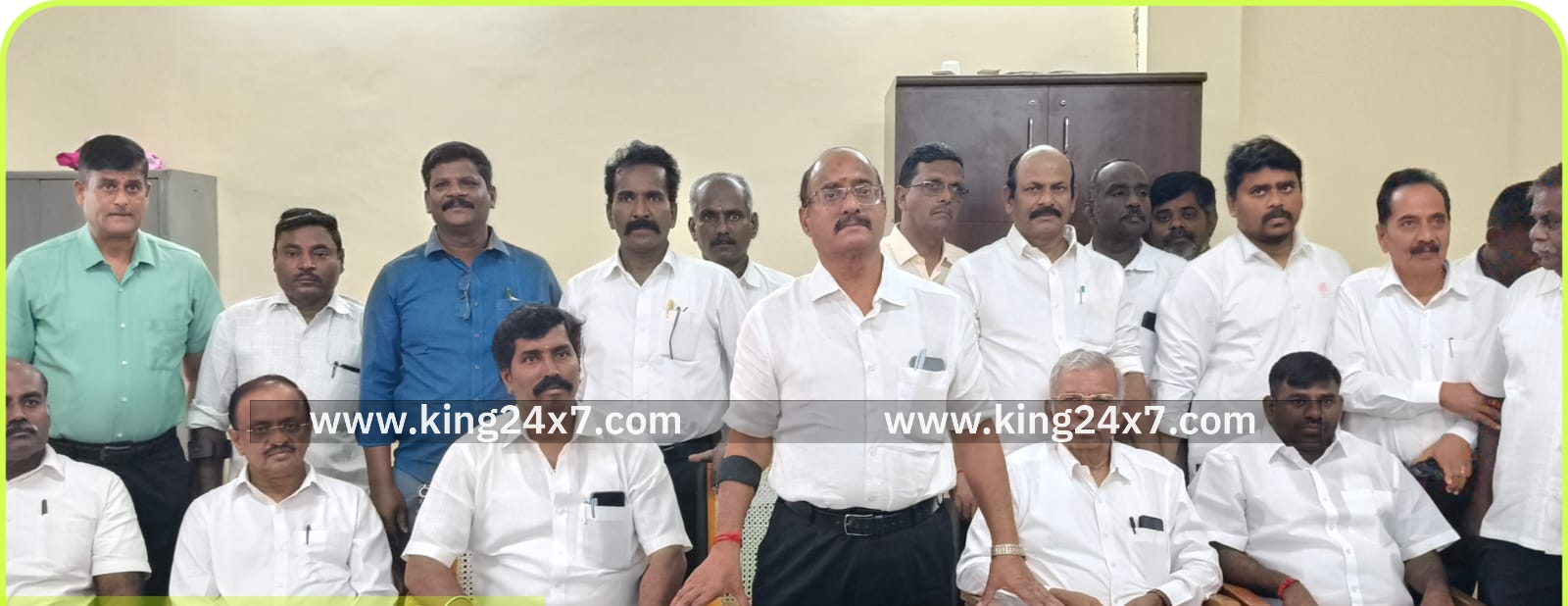 திண்டுக்கல் ஒருங்கிணைந்த நீதிமன்றம் வழக்கறிஞர் சங்க கூடத்தில்