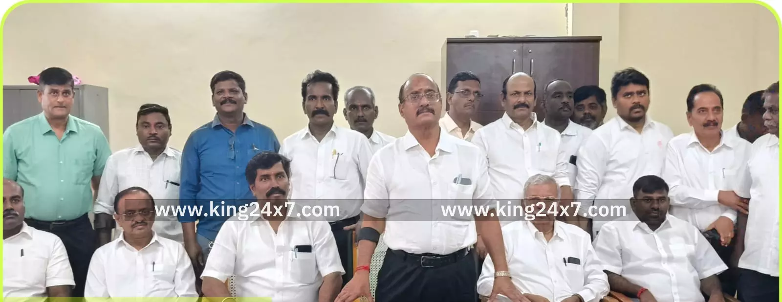 திண்டுக்கல் ஒருங்கிணைந்த நீதிமன்றம் வழக்கறிஞர் சங்க கூடத்தில் திண்டுக்கல் ஒருங்கிணைந்த நீதிமன்றம் வழக்கறிஞர் சங்க கூடத்தில்