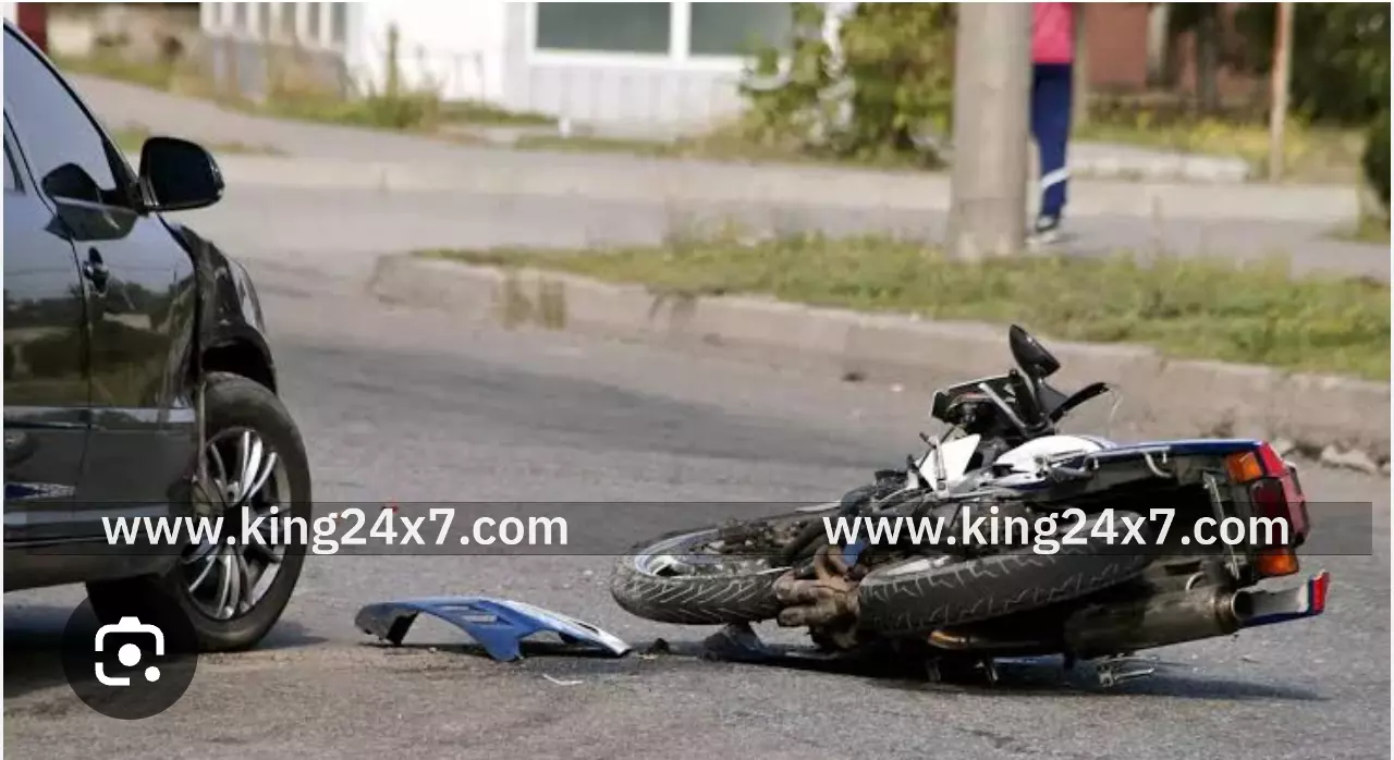 டூவீலர் மீது, பொக்லின் மோதிய விபத்தில் பஞ்சர் கடை தொழிலாளி படுகாயம் டூவீலர் மீது, பொக்லின் மோதிய விபத்தில் பஞ்சர் கடை தொழிலாளி படுகாயம்