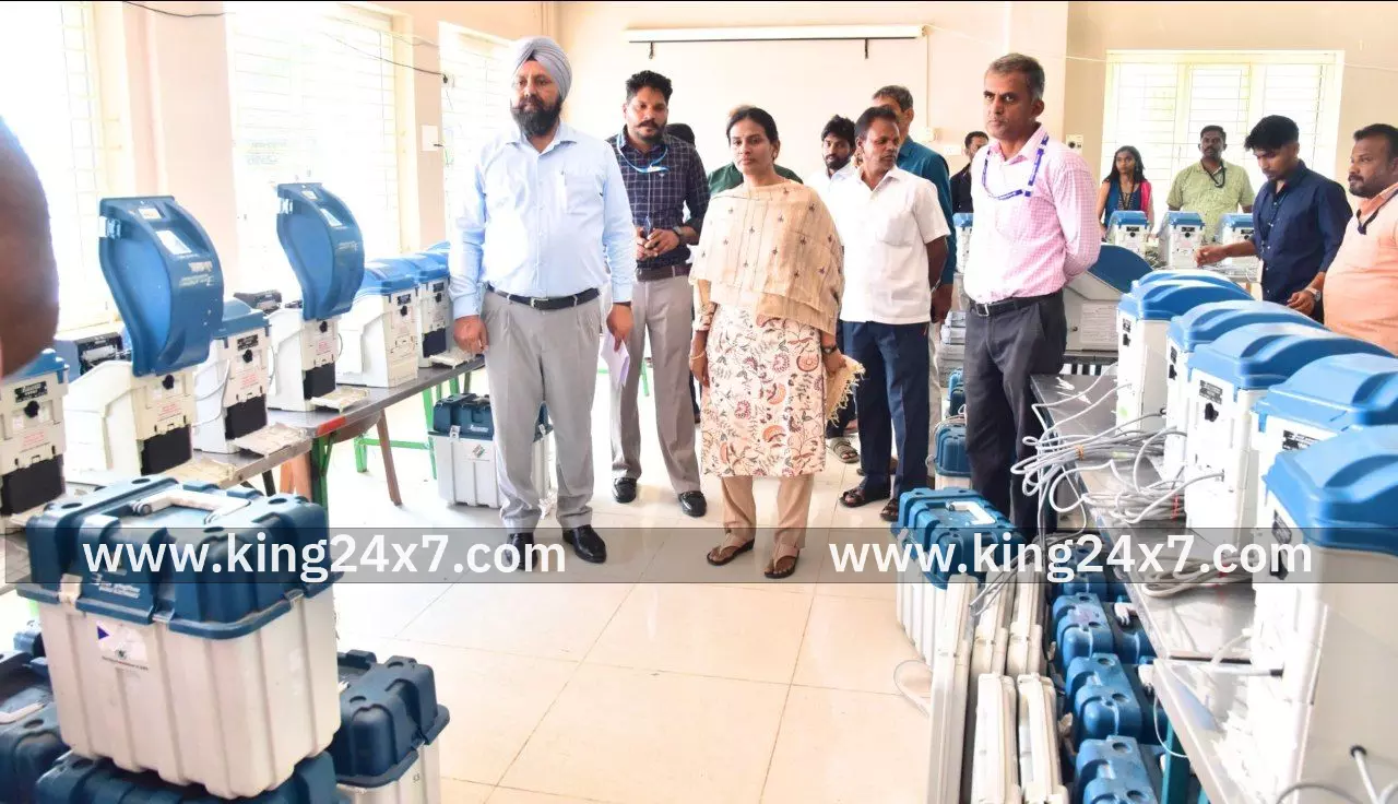 மின்னணு வாக்குப்பதிவு இயந்திரங்கள் முதற்கட்ட சரி பார்ப்பு பணியினை பார்வையிட்டு ஆய்வு மேற்கொண்ட மாவட்ட ஆட்சியர். மின்னணு வாக்குப்பதிவு இயந்திரங்கள் முதற்கட்ட சரி பார்ப்பு பணியினை பார்வையிட்டு ஆய்வு மேற்கொண்ட மாவட்ட ஆட்சியர்.