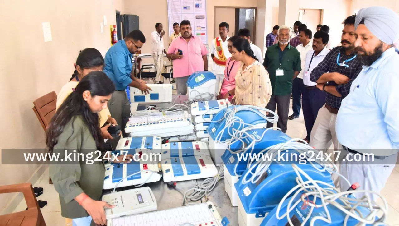 மின்னணு வாக்குப்பதிவு இயந்திரங்கள் முதற்கட்ட சரி பார்ப்பு பணியினை பார்வையிட்டு ஆய்வு மேற்கொண்ட மாவட்ட ஆட்சியர். மின்னணு வாக்குப்பதிவு இயந்திரங்கள் முதற்கட்ட சரி பார்ப்பு பணியினை பார்வையிட்டு ஆய்வு மேற்கொண்ட மாவட்ட ஆட்சியர்.