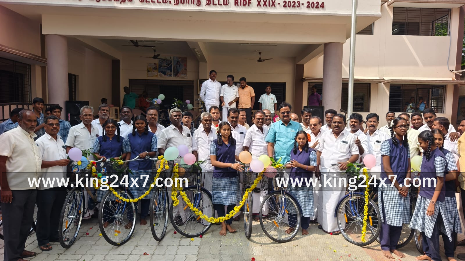 சேவூர் அரசுப்பள்ளியில் விலையில்லா மிதிவண்டி வழங்கும் விழா.