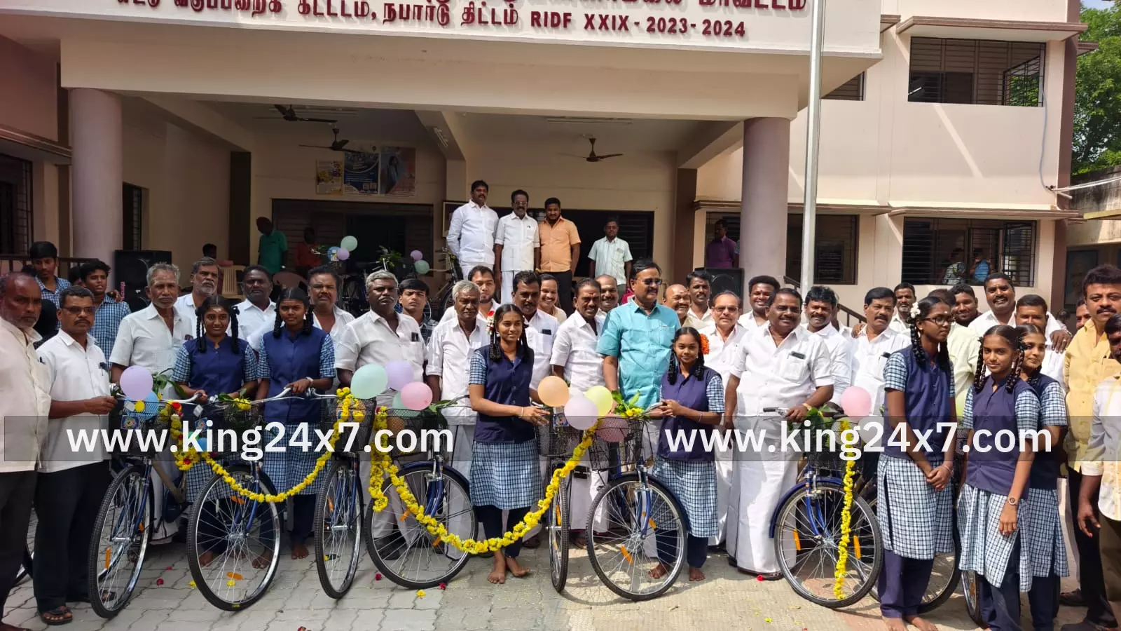 சேவூர் அரசுப்பள்ளியில் விலையில்லா மிதிவண்டி வழங்கும் விழா.