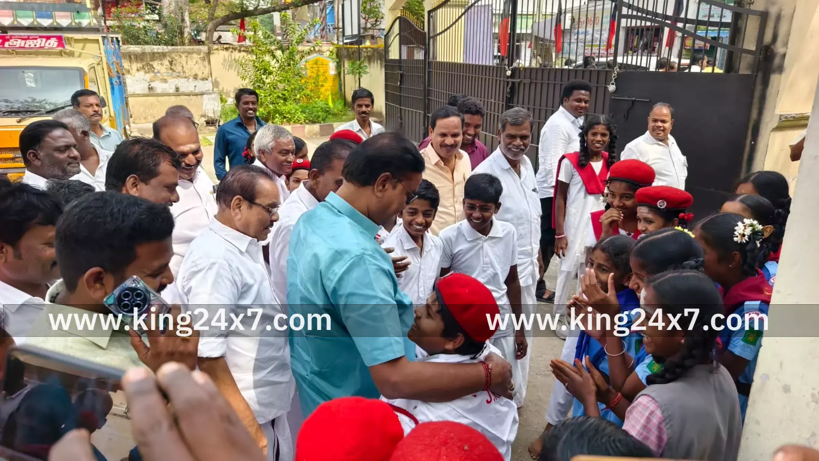 சேவூர் அரசுப்பள்ளியில் விலையில்லா மிதிவண்டி வழங்கும் விழா.