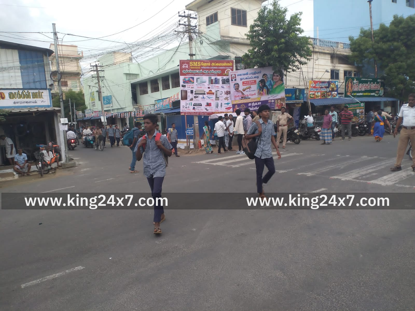 மாணாக்கர்கள் விபத்து தடுக்க  நடை மேம்பாலம் அமுக்க கோரிக்கை