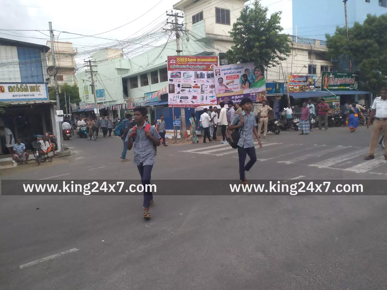 மாணாக்கர்கள் விபத்து தடுக்க நடை மேம்பாலம் அமுக்க கோரிக்கை மாணாக்கர்கள் விபத்து தடுக்க நடை மேம்பாலம் அமுக்க கோரிக்கை