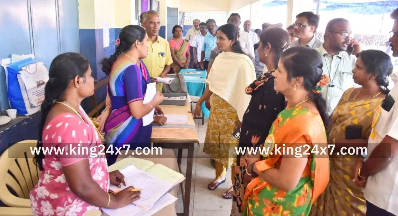 நாமக்கல் மற்றும் பரமத்திவேலூர் வட்டத்தில் நடைபெற்ற நலம் காக்கும் ஸ்டாலின்“ முகாமினை பார்வையிட்டு ஆய்வு மேற்கொண்ட மாவட்ட ஆட்ச்கியர். நாமக்கல் மற்றும் பரமத்திவேலூர் வட்டத்தில் நடைபெற்ற நலம் காக்கும் ஸ்டாலின்“ முகாமினை பார்வையிட்டு ஆய்வு மேற்கொண்ட மாவட்ட ஆட்ச்கியர்.