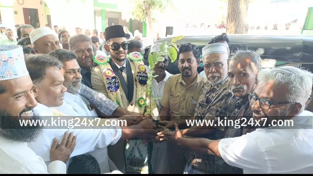 ராமநாதபுரம் பசுமை தமிழ்நாடு உருவாக திருமண விழாவிற்கு வந்த அனைவருக்கும் மகக்கண்டு வழங்கிய மணமக்கள் ராமநாதபுரம் பசுமை தமிழ்நாடு உருவாக திருமண விழாவிற்கு வந்த அனைவருக்கும் மகக்கண்டு வழங்கிய மணமக்கள்